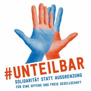 2 H&auml;nde kreuzen sich, beide jeweils halb orange, halb blau. Text: #Unteilbar. Solidarit&auml;t statt Ausgrenzung. F&uuml;r eine Offene und freie Gesellschaft