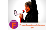 Protestierende Frau mit Megafon hebt den Arm und ruft etwas, Frauenhauskoordinierung e.V.
