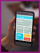 Hand h&auml;lt Smartphone, Bildschirm zeigt App #NoStalk
