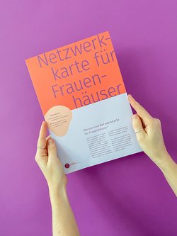 FHK Netzwerkkarte wir in H&auml;nden gehalten