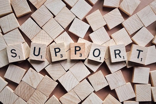 Scrabblesteine, die zum Wort "Support" zusammengef&uuml;gt sind