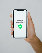 Hand h&auml;lt Handy mit Text auf Display: Ger&auml;t ist abgesichter