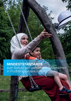 Schaukelnde Frau mit kopftuch, auf dem Scho&szlig; ein Kind. Aufschrift: mindeststandards zum Schutz von gefl&uuml;chteten Menschen in Fl&uuml;chtlingsunterk&uuml;nften
