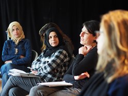 Namarek Al Shallal, Rajaa Al Khlefawi und Dr. Sophia Berthuet (von links nach rechts)