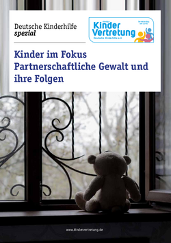 Titelseite der Publikation: Hinteransicht eine teddyb&auml;rs, der vor einem ge&ouml;ffneten, aber vergitterten Fenster sitzt und nach drau&szlig;en "sieht"