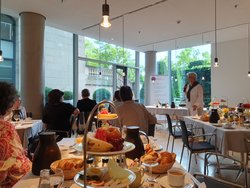 Ausschnitt parlamentarisches Fr&uuml;hst&uuml;ck: Rednerin vor Abgeordneten an Fr&uuml;hst&uuml;ckstischen